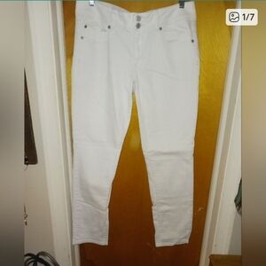 Very nice ladies size 12 American Eagle jeans